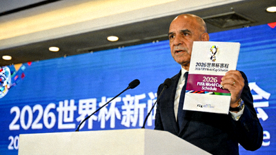 国际足联官员在新闻发布会展示2026世界杯赛程文件